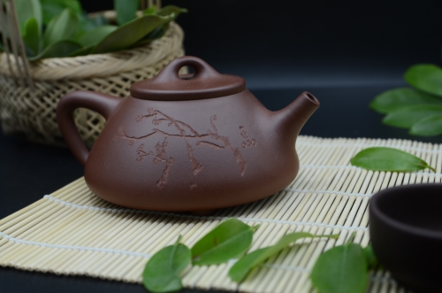 刻紫砂壶作品:问梅消息 .JPG
